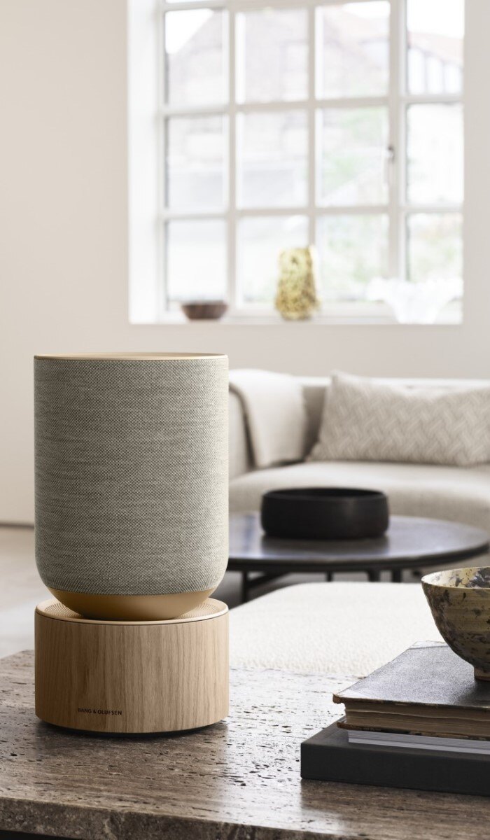 Altifalante Beosound Balance da Bang & Olufsen numa sala de estar