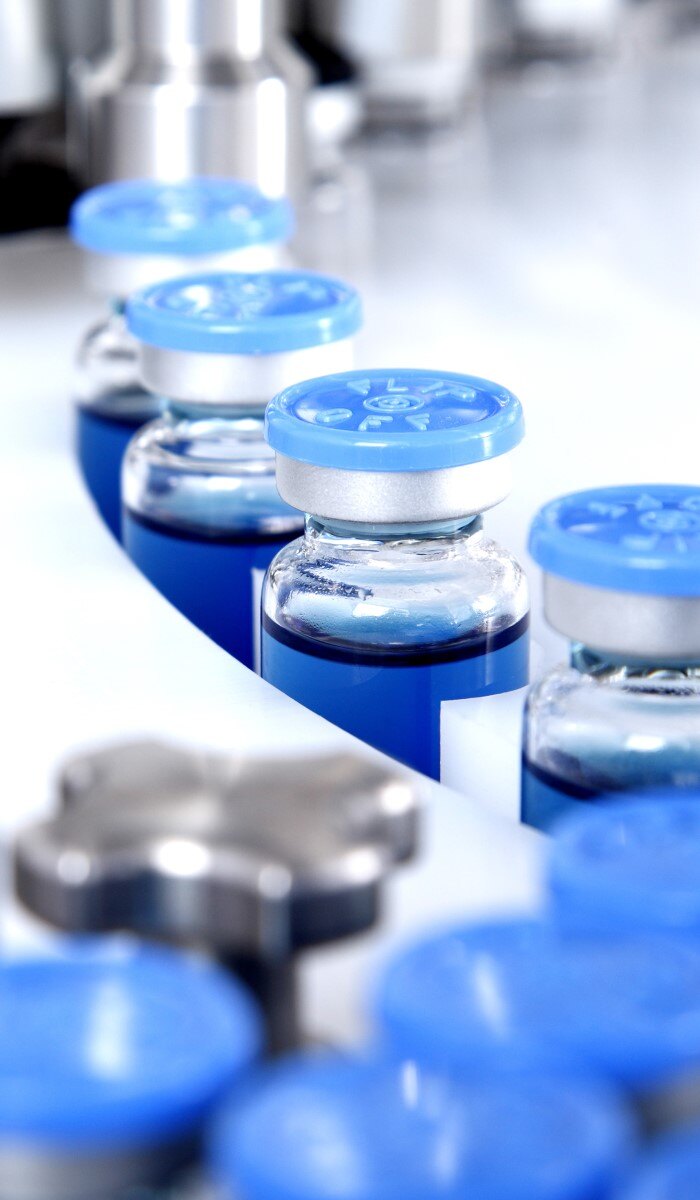 Frascos de vidro farmacêutico e de ciências da vida na linha de produção